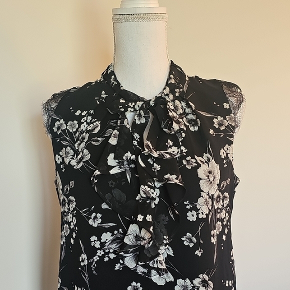 White House Black Market Black and White Floral Blouse - Picture 4 of 8